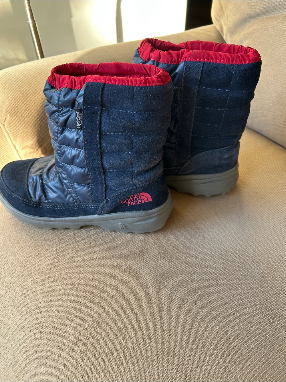 Boy’s North Face Navy and Red Quilted Kids Snow Boots Size 4